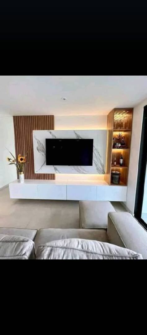 ديكور شاشة بتصميم عصري راقٍ، يجمع بين البساطة والفخامة، بخطوط هندسية ناعمة وتفاصيل متقنة. الخامات المختارة بعناية تضيف لمسة دافئة وأناقة عصرية، لتكون الشاشة مركز الجذب في أي غرفة معيشة. التصميم يناسب الذوق الحديث ويعكس لمسة فنية مبتكرة توحي بالتنظيم والراحة البصرية."